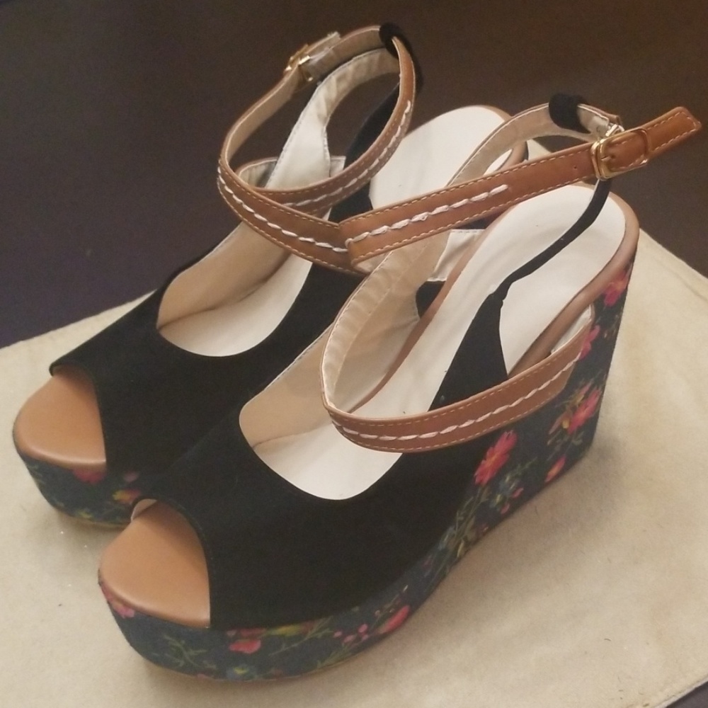 Floral print wedges